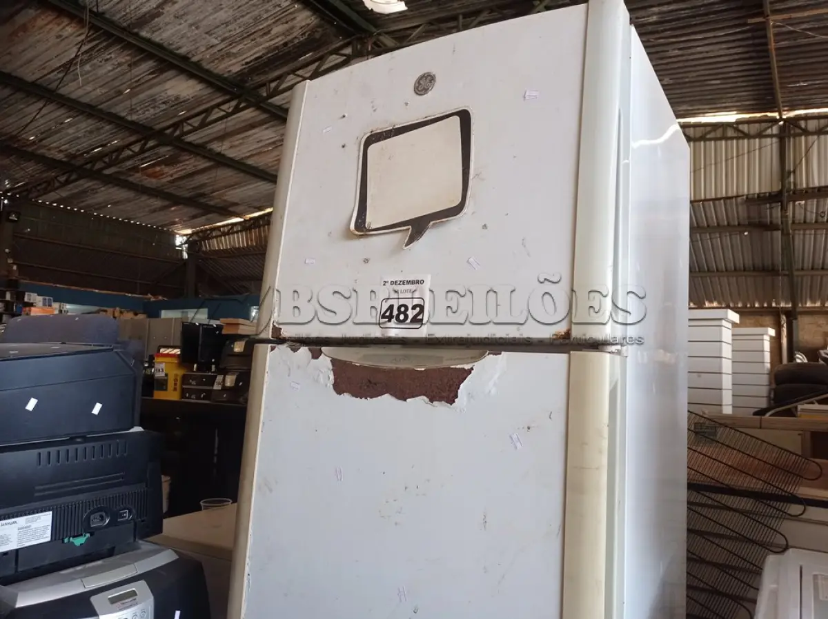 LOTE 482 - 01 GELADEIRA MARCA GE COM AVARIAS. (NO ESTADO) ATENÇÃO! FAZER A VISITAÇÃO ANTES DE ARREMATAR, NÃO SABEMOS SE FUNCIONA. LEILÃO NÃO TEM GARANTIA E NEM DEVOLUÇÃO, SUJEITO A POSSÍVEIS AVARIAS VISÍVEIS/OCULTAS E/OU AUSÊNCIA DE COMPONENTES.