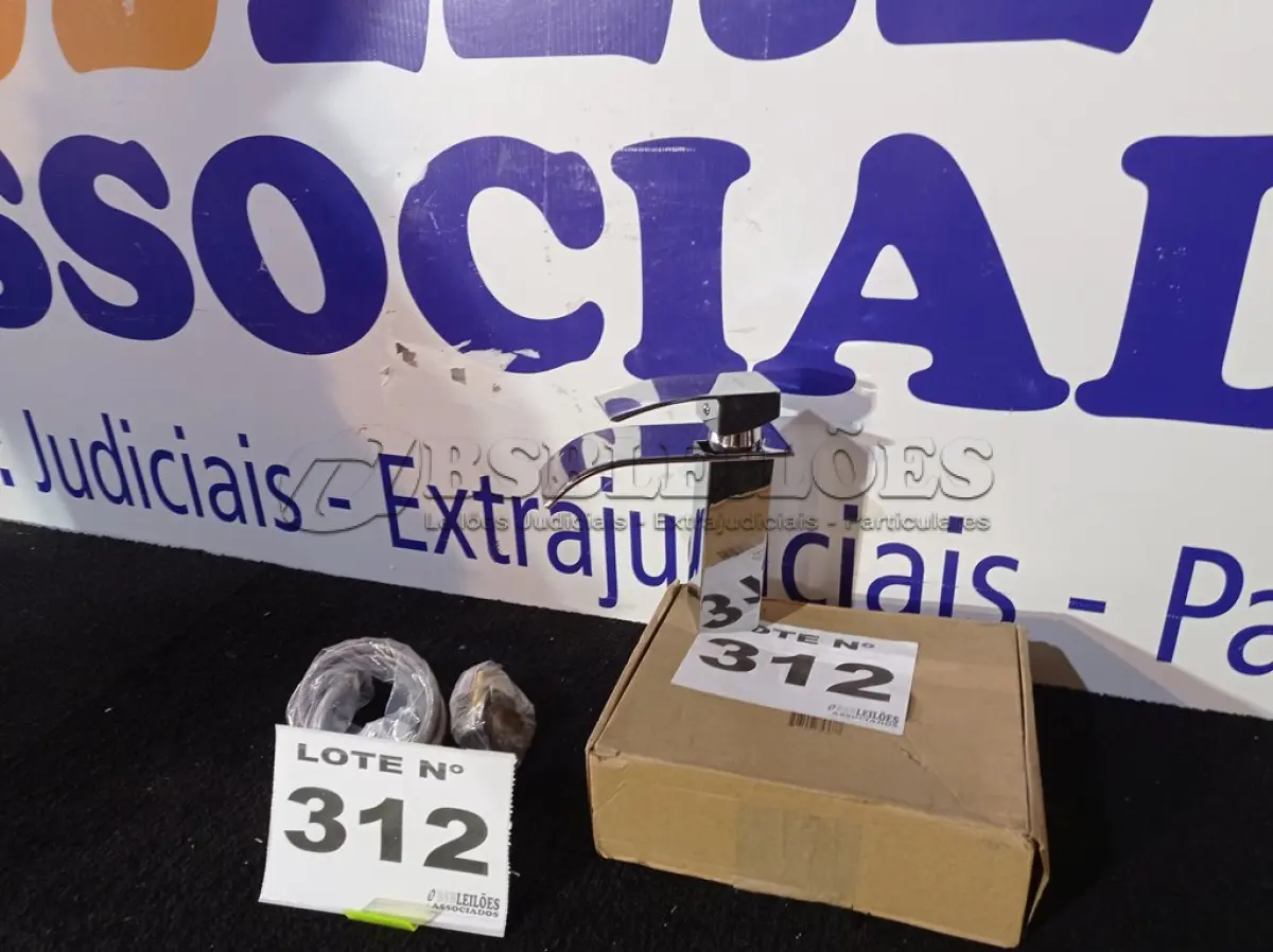 LOTE 312 - 01 - TORNEIRA CASCATA BANHEIRO BAIXA QUADRADA MONOCOMANDO (NO ESTADO, NÃO SABEMOS SE FUNCIONA. LEILÃO NÃO TEM GARANTIA E NEM DEVOLUÇÃO, SUJEITO A POSSÍVEIS AVARIAS VISÍVEIS/OCULTAS E/OU AUSÊNCIA DE COMPONENTES)