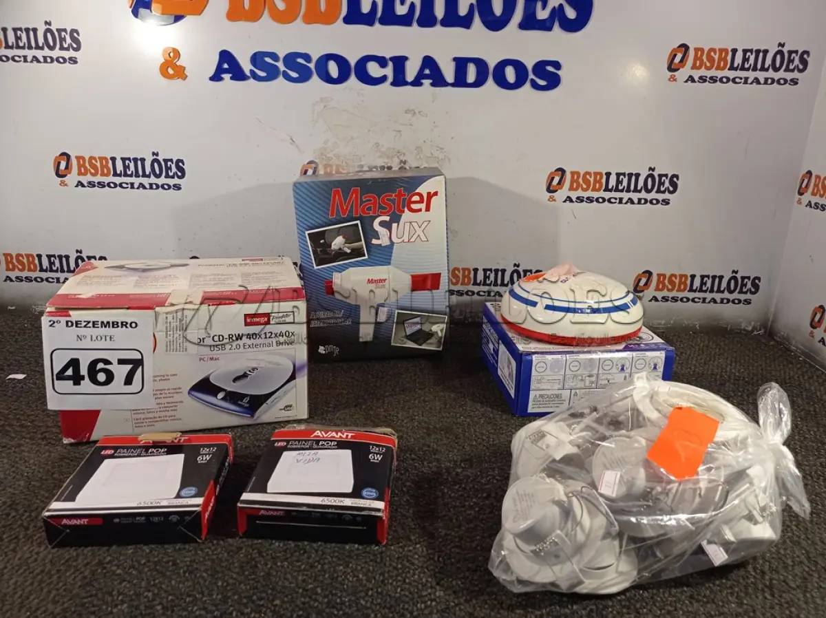 LOTE 467 - 01 SOPRADOR, 01 ROBÔ ASPIRADOR, 01 DVD EXTERNO E VÁRIAS LUMINÁRIAS. (NO ESTADO) ATENÇÃO! FAZER A VISITAÇÃO ANTES DE ARREMATAR, NÃO SABEMOS SE FUNCIONA. LEILÃO NÃO TEM GARANTIA E NEM DEVOLUÇÃO, SUJEITO A POSSÍVEIS AVARIAS VISÍVEIS/OCULTAS E/OU AUSÊNCIA DE COMPONENTES.