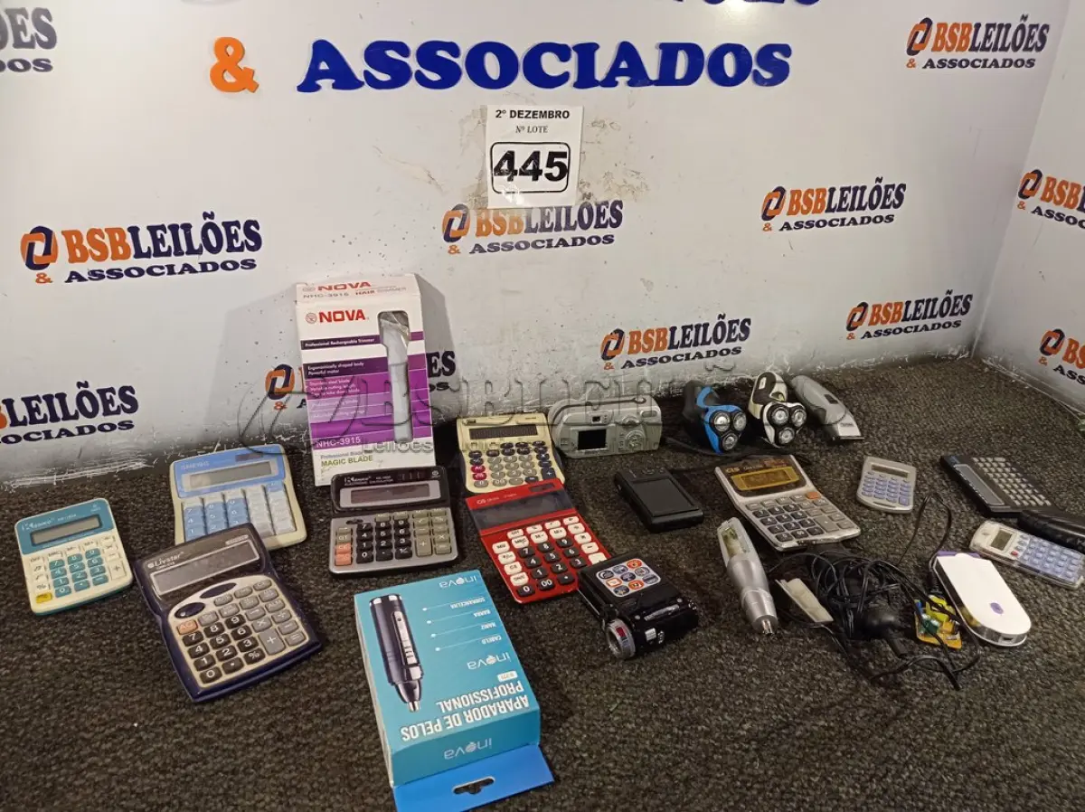 LOTE 445 - 01 LOTE COM CALCULADORAS E APARADORES DE PELO DIVERSOS. (NO ESTADO) ATENÇÃO! FAZER A VISITAÇÃO ANTES DE ARREMATAR, NÃO SABEMOS SE FUNCIONA. LEILÃO NÃO TEM GARANTIA E NEM DEVOLUÇÃO, SUJEITO A POSSÍVEIS AVARIAS VISÍVEIS/OCULTAS E/OU AUSÊNCIA DE COMPONENTES.