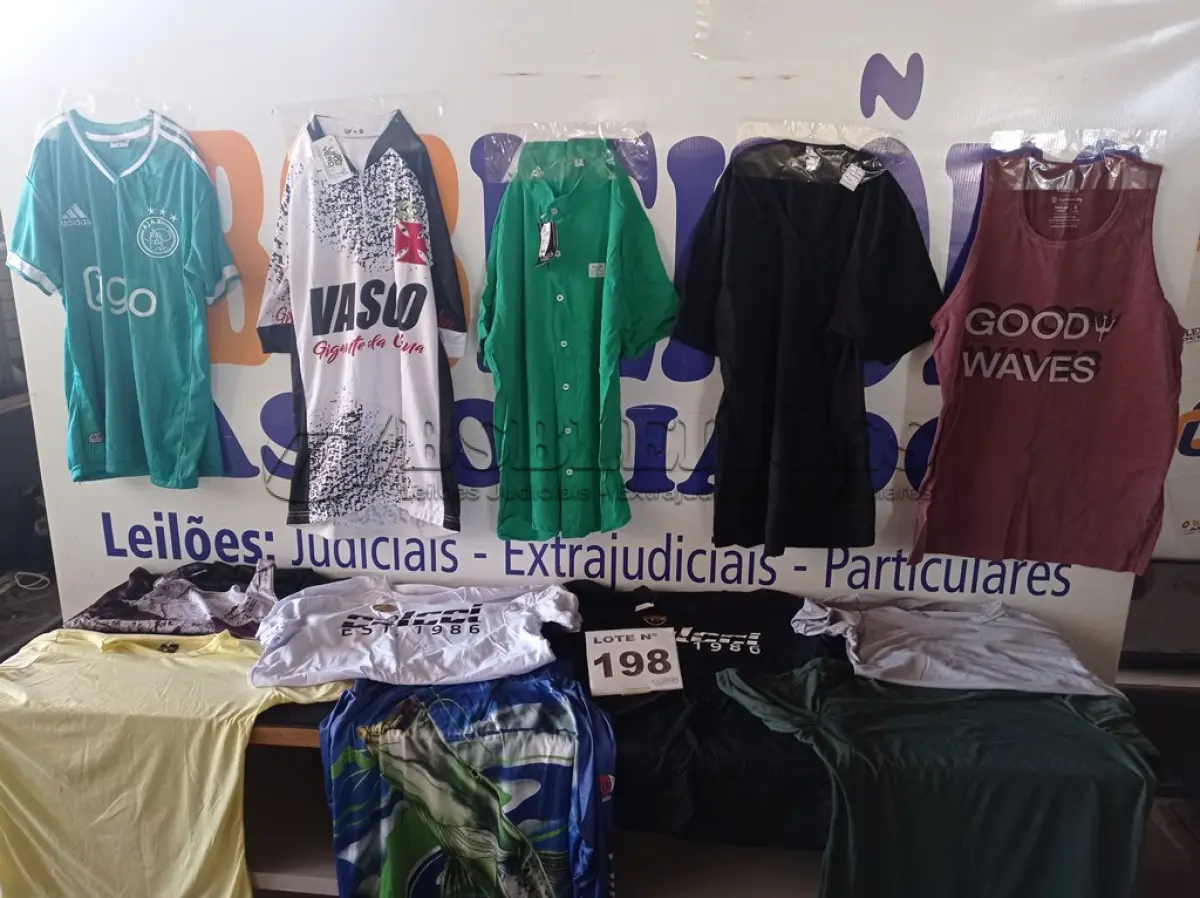 LOTE 198 - 30 – PEÇAS DE ROUPAS MASCULINAS  (APROXIMADAMENTE)(NO ESTADO, NÃO SABEMOS SE FUNCIONA. LEILÃO NÃO TEM GARANTIA E NEM DEVOLUÇÃO, SUJEITO A POSSÍVEIS AVARIAS VISÍVEIS/OCULTAS E/OU AUSÊNCIA DE COMPONENTES)