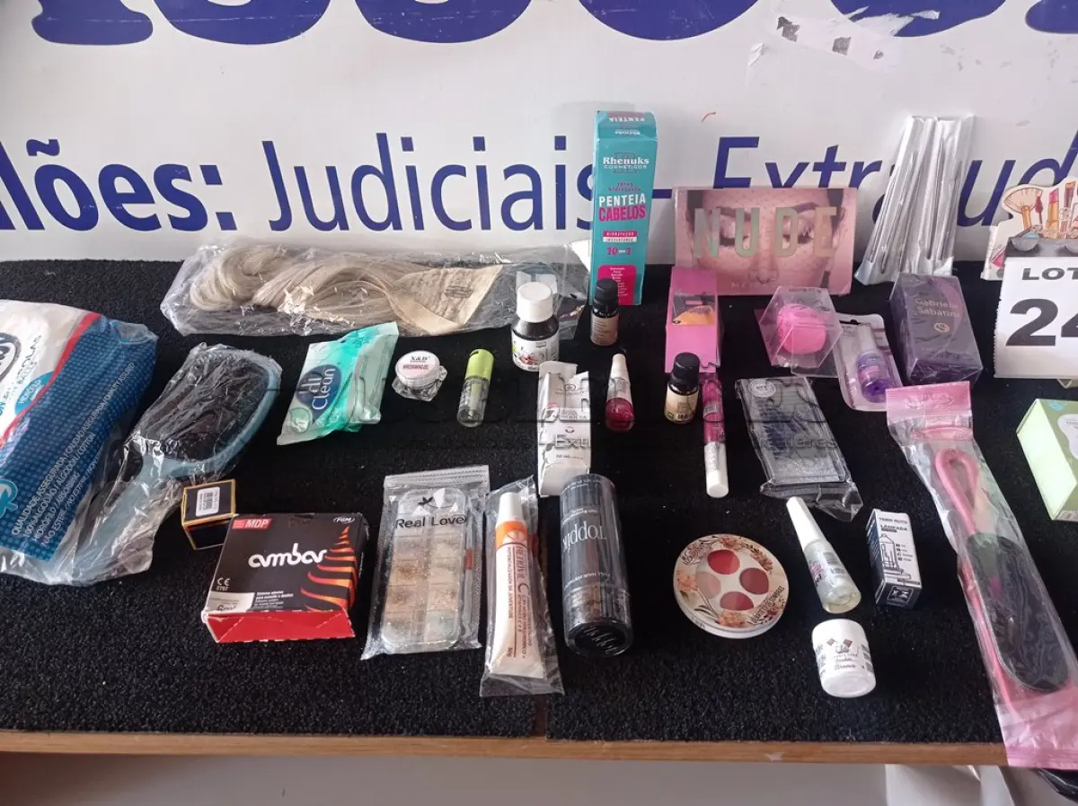LOTE 246 - 40 – ITENS DE COSMÉTICOS DIVERSOS (APROXIMADAMENTE) (NO ESTADO, NÃO SABEMOS SE FUNCIONA. LEILÃO NÃO TEM GARANTIA E NEM DEVOLUÇÃO, SUJEITO A POSSÍVEIS AVARIAS VISÍVEIS/OCULTAS E/OU AUSÊNCIA DE COMPONENTES)