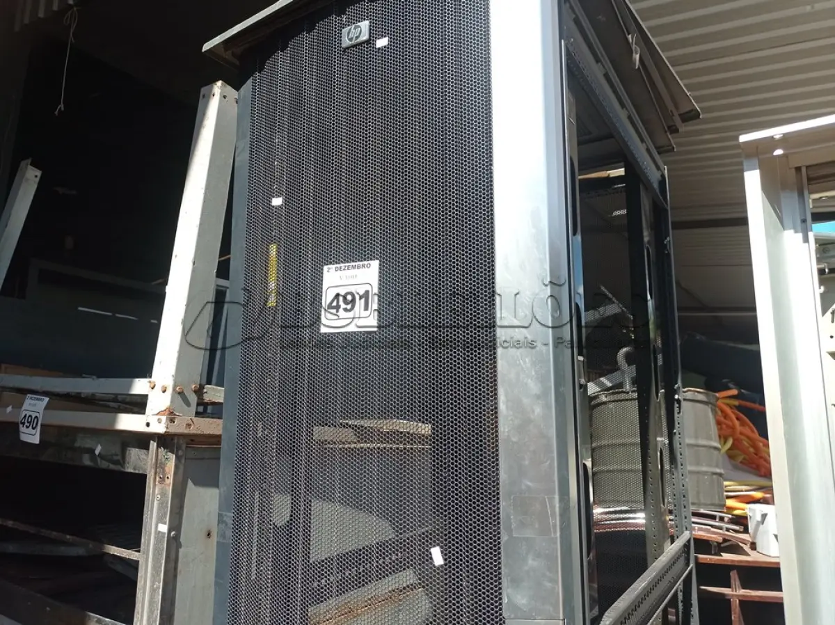 LOTE 491 - 01 RACK PARA EQUIPAMENTOS DE TELECOMUNICAÇÕES. (NO ESTADO) ATENÇÃO! FAZER A VISITAÇÃO ANTES DE ARREMATAR, NÃO SABEMOS SE FUNCIONA. LEILÃO NÃO TEM GARANTIA E NEM DEVOLUÇÃO, SUJEITO A POSSÍVEIS AVARIAS VISÍVEIS/OCULTAS E/OU AUSÊNCIA DE COMPONENTES.