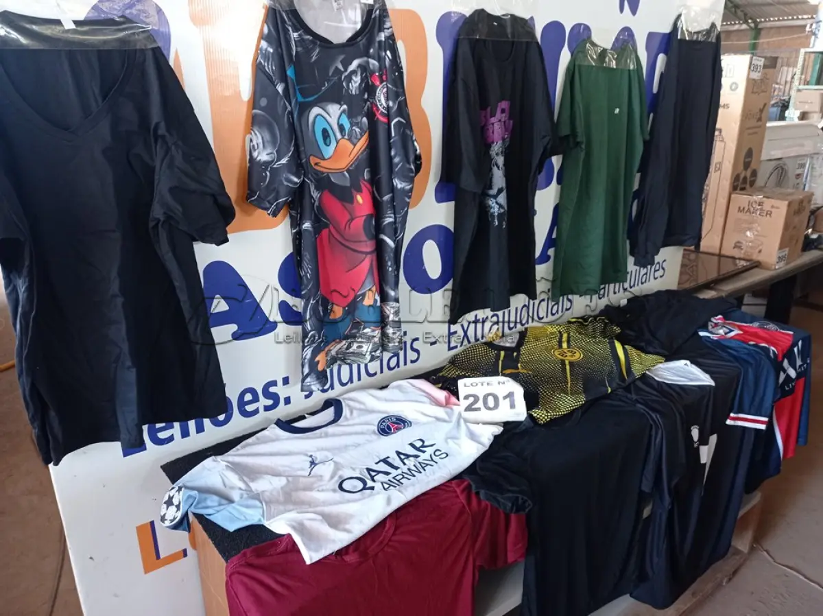 LOTE 201 - 28 - PEÇAS DE ROUPAS MASCULINAS (APROXIMADAMENTE) (NO ESTADO, NÃO SABEMOS SE FUNCIONA. LEILÃO NÃO TEM GARANTIA E NEM DEVOLUÇÃO, SUJEITO A POSSÍVEIS AVARIAS VISÍVEIS/OCULTAS E/OU AUSÊNCIA DE COMPONENTES)