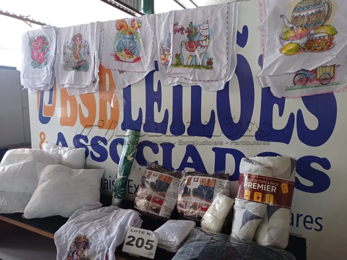 LOTE 205 - 50- PEÇAS DE ENXOVAL DE CASA (APROXIMADAMENTE) (NO ESTADO, NÃO SABEMOS SE FUNCIONA. LEILÃO NÃO TEM GARANTIA E NEM DEVOLUÇÃO, SUJEITO A POSSÍVEIS AVARIAS VISÍVEIS/OCULTAS E/OU AUSÊNCIA DE COMPONENTES)