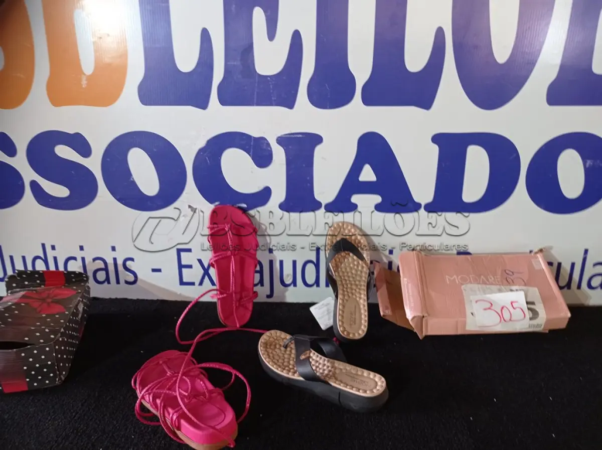 LOTE 305 - 02 – PARES DE CALÇADOS FEMININO Nº 39 (NO ESTADO, NÃO SABEMOS SE FUNCIONA. LEILÃO NÃO TEM GARANTIA E NEM DEVOLUÇÃO, SUJEITO A POSSÍVEIS AVARIAS VISÍVEIS/OCULTAS E/OU AUSÊNCIA DE COMPONENTES)