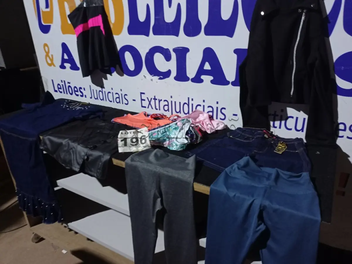 LOTE 196 - 15 – PEÇAS DE ROUPAS FEMININAS DIVERSAS (APROXIMADAMENTE) (NO ESTADO, NÃO SABEMOS SE FUNCIONA. LEILÃO NÃO TEM GARANTIA E NEM DEVOLUÇÃO, SUJEITO A POSSÍVEIS AVARIAS VISÍVEIS/OCULTAS E/OU AUSÊNCIA DE COMPONENTES)