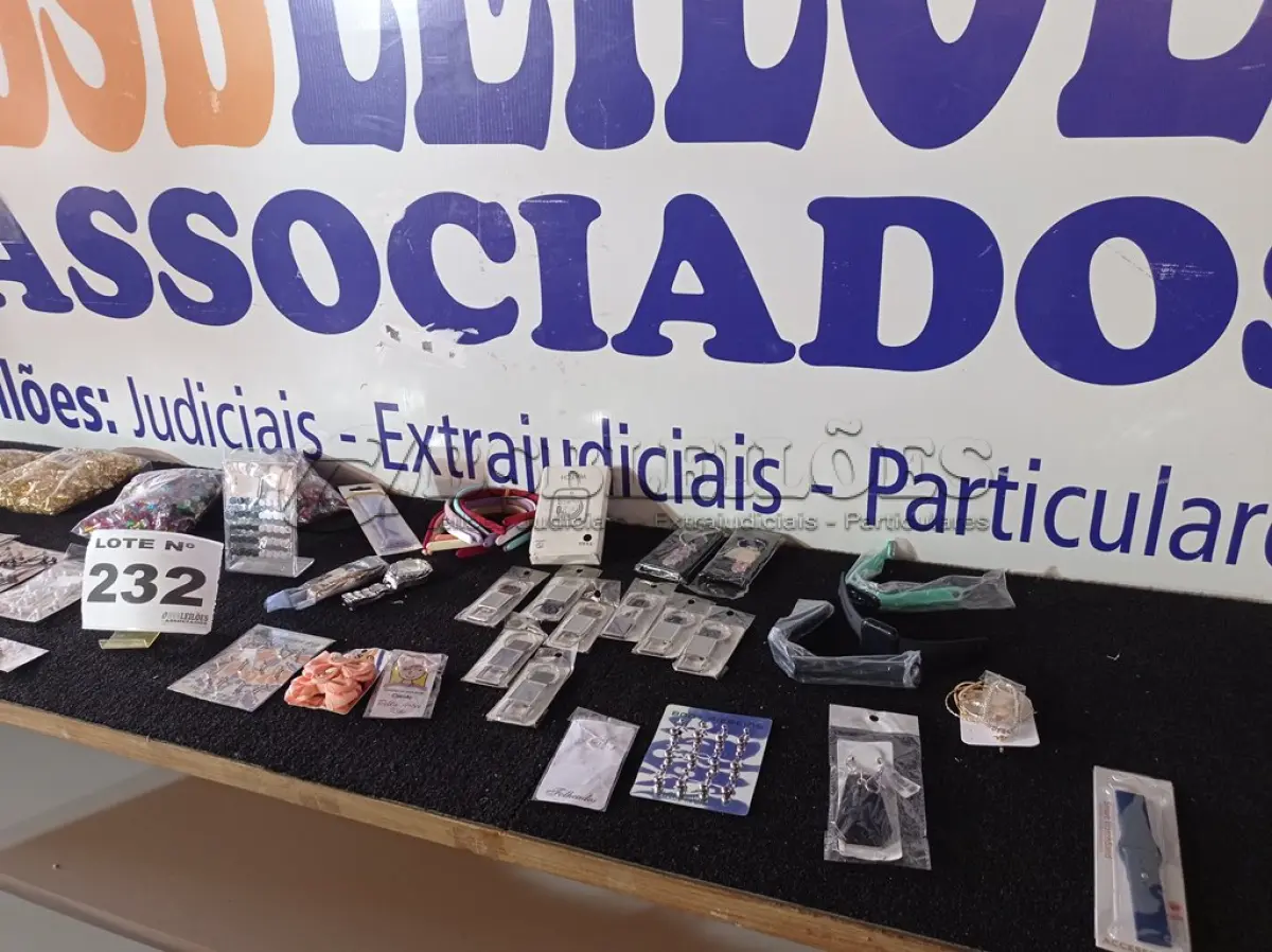 LOTE 232 - 40 – ACESSÓRIOS PESSOAL DIVERSOS (APROXIMADAMENTE) (NO ESTADO, NÃO SABEMOS SE FUNCIONA. LEILÃO NÃO TEM GARANTIA E NEM DEVOLUÇÃO, SUJEITO A POSSÍVEIS AVARIAS VISÍVEIS/OCULTAS E/OU AUSÊNCIA DE COMPONENTES)
