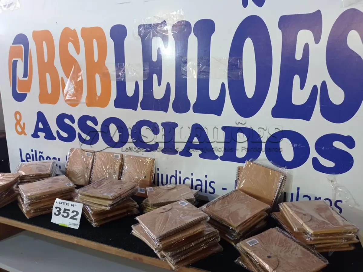 LOTE 352 - 78 - CADERNETAS DE ANOTAÇÃO COM CANETA ECOLÓGICA (APROXIMADAMENTE) (NO ESTADO, NÃO SABEMOS SE FUNCIONA. LEILÃO NÃO TEM GARANTIA E NEM DEVOLUÇÃO, SUJEITO A POSSÍVEIS AVARIAS VISÍVEIS/OCULTAS E/OU AUSÊNCIA DE COMPONENTES)
