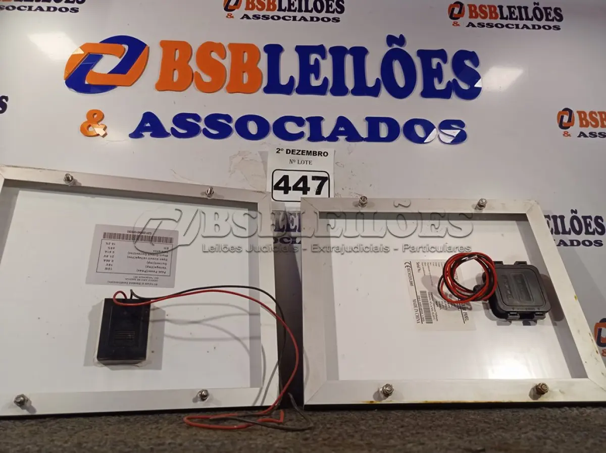 LOTE 447 - 02 PAINÉIS SOLARES 18V 10W.  (NO ESTADO) ATENÇÃO! FAZER A VISITAÇÃO ANTES DE ARREMATAR, NÃO SABEMOS SE FUNCIONA. LEILÃO NÃO TEM GARANTIA E NEM DEVOLUÇÃO, SUJEITO A POSSÍVEIS AVARIAS VISÍVEIS/OCULTAS E/OU AUSÊNCIA DE COMPONENTES.