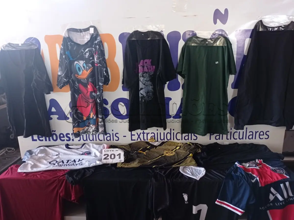 LOTE 201 - 28 - PEÇAS DE ROUPAS MASCULINAS (APROXIMADAMENTE) (NO ESTADO, NÃO SABEMOS SE FUNCIONA. LEILÃO NÃO TEM GARANTIA E NEM DEVOLUÇÃO, SUJEITO A POSSÍVEIS AVARIAS VISÍVEIS/OCULTAS E/OU AUSÊNCIA DE COMPONENTES)