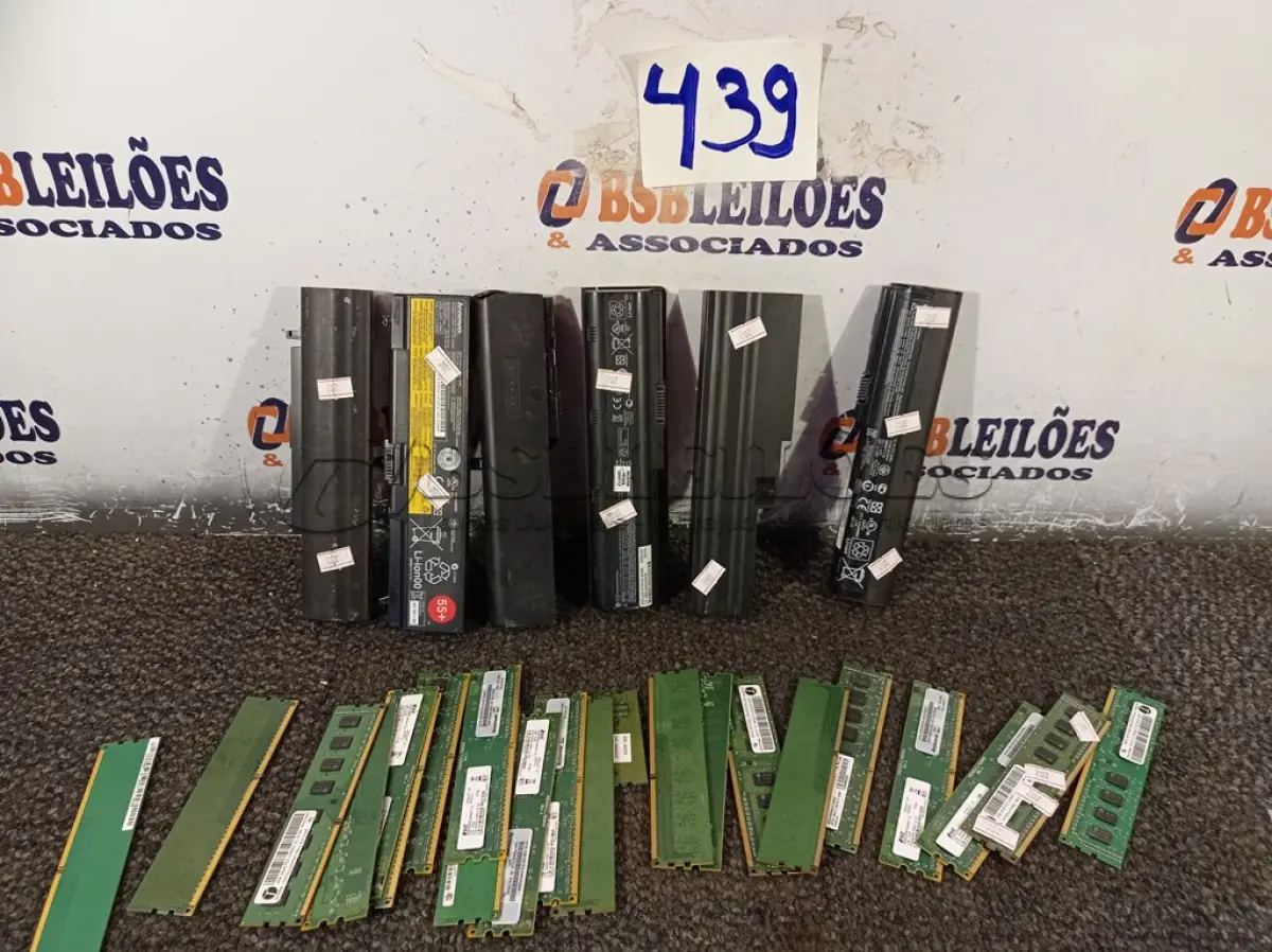 LOTE 439 - 01 LOTE COM VÁRIAS BATERIAS DE NOTEBOOK E MEMORIAS PARA PC MARCAS E MODELOS DIVERSOS. (NO ESTADO) ATENÇÃO! FAZER A VISITAÇÃO ANTES DE ARREMATAR, NÃO SABEMOS SE FUNCIONA. LEILÃO NÃO TEM GARANTIA E NEM DEVOLUÇÃO, SUJEITO A POSSÍVEIS AVARIAS VISÍVEIS/OCULTAS E/OU AUSÊNCIA DE COMPONENTES.
