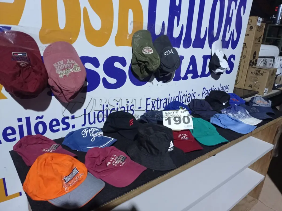 LOTE 190 - 21 – PEÇAS DE BONÉ MASCULINOS (APROXIMADAMENTE) (NO ESTADO, NÃO SABEMOS SE FUNCIONA. LEILÃO NÃO TEM GARANTIA E NEM DEVOLUÇÃO, SUJEITO A POSSÍVEIS AVARIAS VISÍVEIS/OCULTAS E/OU AUSÊNCIA DE COMPONENTES)