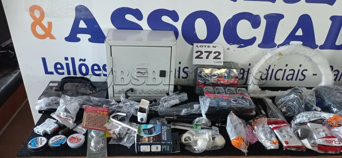 LOTE 272 - 52 -  ITENS PARA FERRAGISTA DIVERSOS  (APROXIMADAMENTE)(NO ESTADO, NÃO SABEMOS SE FUNCIONA. LEILÃO NÃO TEM GARANTIA E NEM DEVOLUÇÃO, SUJEITO A POSSÍVEIS AVARIAS VISÍVEIS/OCULTAS E/OU AUSÊNCIA DE COMPONENTES)