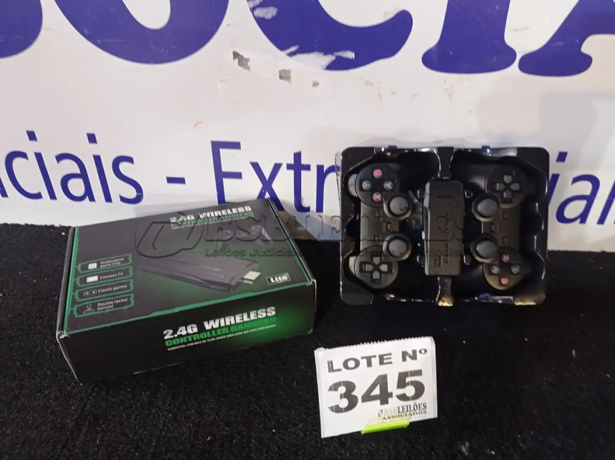 LOTE 345 - 01 - VÍDEO GAME STICK LITE COM 10.000 MIL JOGOS + 2 CONTROLES SEM FIO (NO ESTADO, NÃO SABEMOS SE FUNCIONA. LEILÃO NÃO TEM GARANTIA E NEM DEVOLUÇÃO, SUJEITO A POSSÍVEIS AVARIAS VISÍVEIS/OCULTAS E/OU AUSÊNCIA DE COMPONENTES)