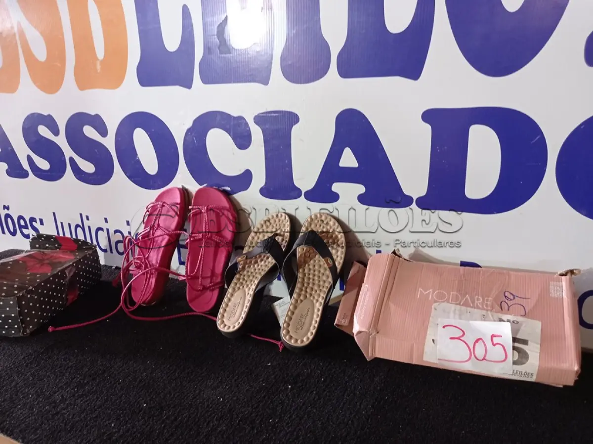 LOTE 305 - 02 – PARES DE CALÇADOS FEMININO Nº 39 (NO ESTADO, NÃO SABEMOS SE FUNCIONA. LEILÃO NÃO TEM GARANTIA E NEM DEVOLUÇÃO, SUJEITO A POSSÍVEIS AVARIAS VISÍVEIS/OCULTAS E/OU AUSÊNCIA DE COMPONENTES)
