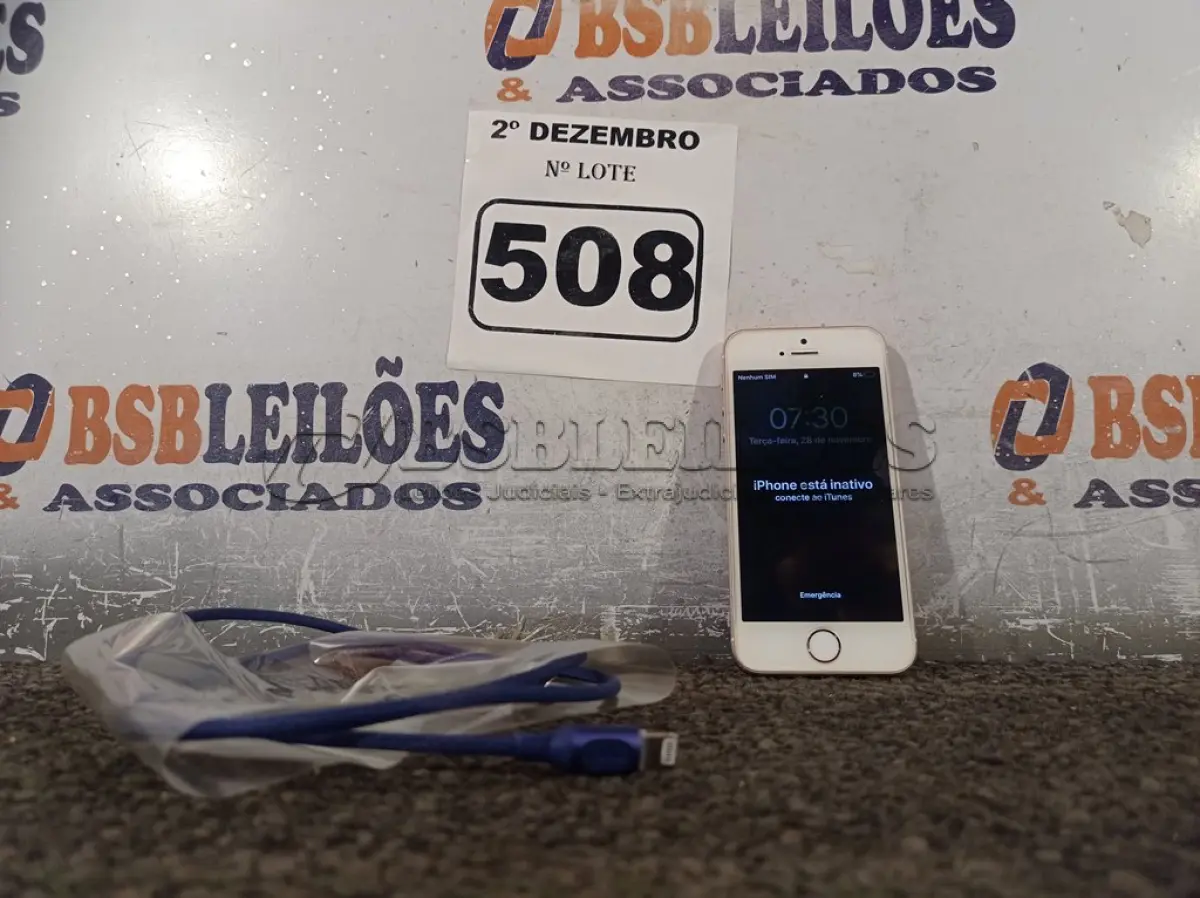 LOTE 508 - 01 CELULAR IPHONE SE. (NO ESTADO) ATENÇÃO! FAZER A VISITAÇÃO ANTES DE ARREMATAR, NÃO SABEMOS SE FUNCIONA. LEILÃO NÃO TEM GARANTIA E NEM DEVOLUÇÃO, SUJEITO A POSSÍVEIS AVARIAS VISÍVEIS/OCULTAS E/OU AUSÊNCIA DE COMPONENTES.