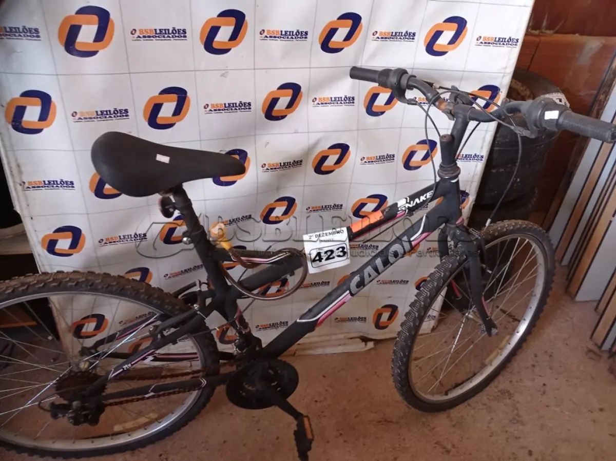 LOTE 423 - 01 BICICLETA ARO 26. (NO ESTADO) ATENÇÃO! FAZER A VISITAÇÃO ANTES DE ARREMATAR, NÃO SABEMOS SE FUNCIONA. LEILÃO NÃO TEM GARANTIA E NEM DEVOLUÇÃO, SUJEITO A POSSÍVEIS AVARIAS VISÍVEIS/OCULTAS E/OU AUSÊNCIA DE COMPONENTES.