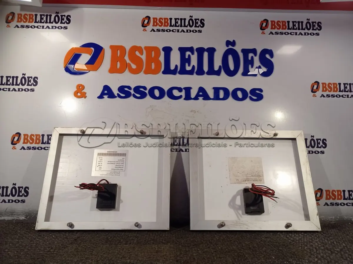 LOTE 458 - 02 PAINÉIS SOLARES 18V 10W.  (NO ESTADO) ATENÇÃO! FAZER A VISITAÇÃO ANTES DE ARREMATAR, NÃO SABEMOS SE FUNCIONA. LEILÃO NÃO TEM GARANTIA E NEM DEVOLUÇÃO, SUJEITO A POSSÍVEIS AVARIAS VISÍVEIS/OCULTAS E/OU AUSÊNCIA DE COMPONENTES.