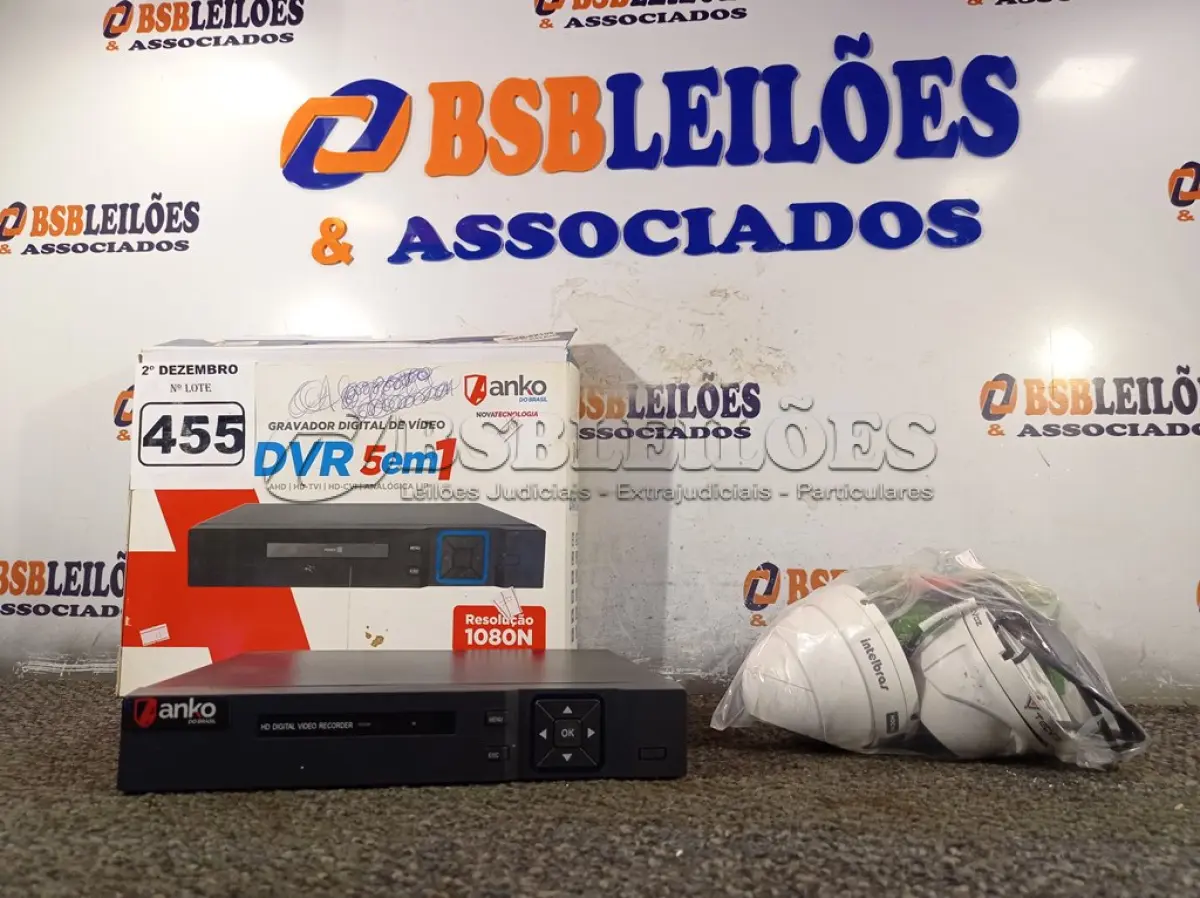 LOTE 455 - 01 DVR E 03 CÂMERAS DE SEGURANÇA. (NO ESTADO) ATENÇÃO! FAZER A VISITAÇÃO ANTES DE ARREMATAR, NÃO SABEMOS SE FUNCIONA. LEILÃO NÃO TEM GARANTIA E NEM DEVOLUÇÃO, SUJEITO A POSSÍVEIS AVARIAS VISÍVEIS/OCULTAS E/OU AUSÊNCIA DE COMPONENTES.