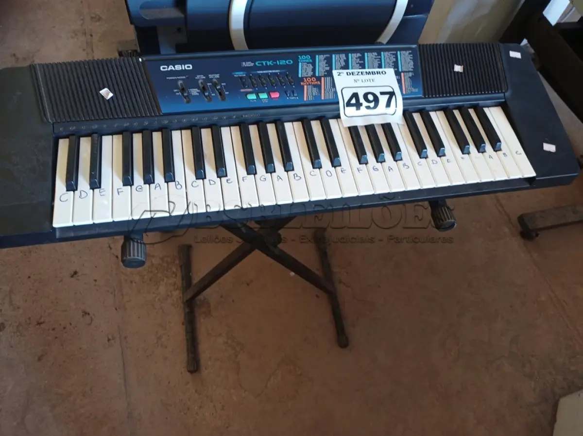 LOTE 497 - 01 TECLADO CASSIO. (NO ESTADO) ATENÇÃO! FAZER A VISITAÇÃO ANTES DE ARREMATAR, NÃO SABEMOS SE FUNCIONA. LEILÃO NÃO TEM GARANTIA E NEM DEVOLUÇÃO, SUJEITO A POSSÍVEIS AVARIAS VISÍVEIS/OCULTAS E/OU AUSÊNCIA DE COMPONENTES.