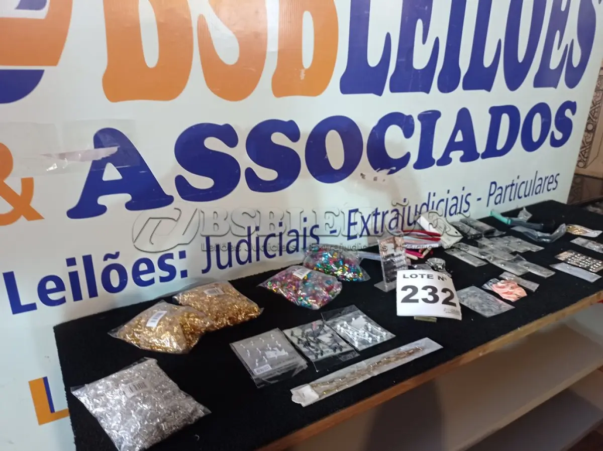 LOTE 232 - 40 – ACESSÓRIOS PESSOAL DIVERSOS (APROXIMADAMENTE) (NO ESTADO, NÃO SABEMOS SE FUNCIONA. LEILÃO NÃO TEM GARANTIA E NEM DEVOLUÇÃO, SUJEITO A POSSÍVEIS AVARIAS VISÍVEIS/OCULTAS E/OU AUSÊNCIA DE COMPONENTES)
