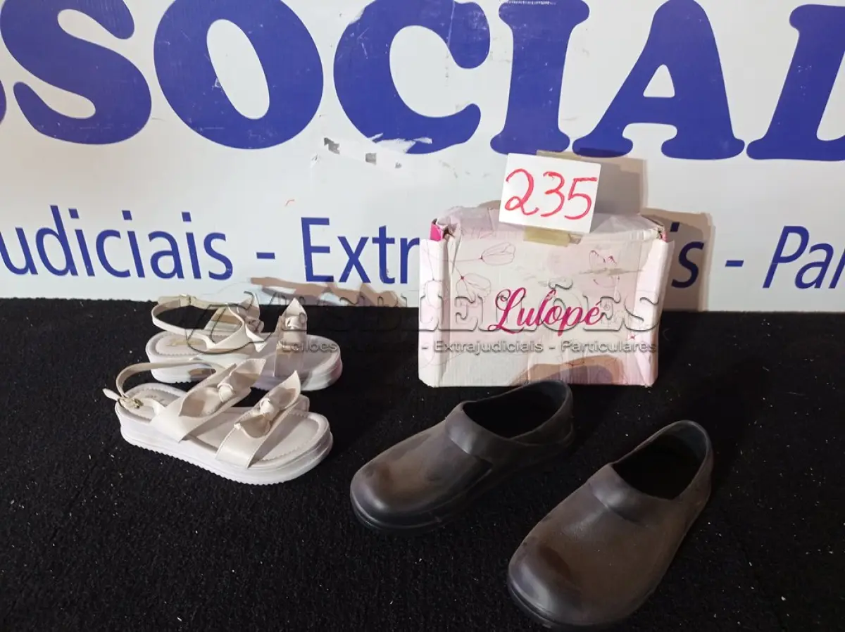 LOTE 235 - 02 – PARES DE CALÇADOS FEMININO Nº 34 (NO ESTADO, NÃO SABEMOS SE FUNCIONA. LEILÃO NÃO TEM GARANTIA E NEM DEVOLUÇÃO, SUJEITO A POSSÍVEIS AVARIAS VISÍVEIS/OCULTAS E/OU AUSÊNCIA DE COMPONENTES)