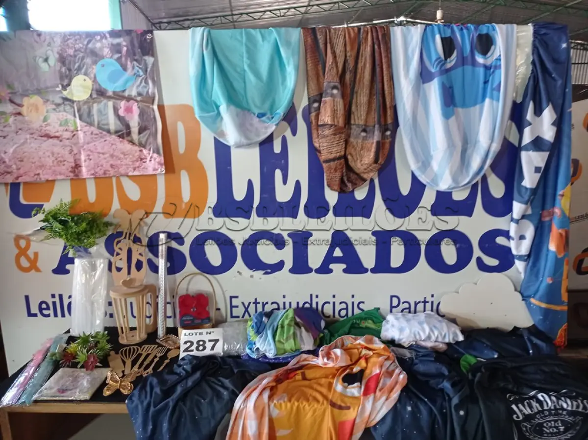 LOTE 287 - 32 – ITENS PARA FESTA DIVERSOS (APROXIMADAMENTE) (NO ESTADO, NÃO SABEMOS SE FUNCIONA. LEILÃO NÃO TEM GARANTIA E NEM DEVOLUÇÃO, SUJEITO A POSSÍVEIS AVARIAS VISÍVEIS/OCULTAS E/OU AUSÊNCIA DE COMPONENTES)