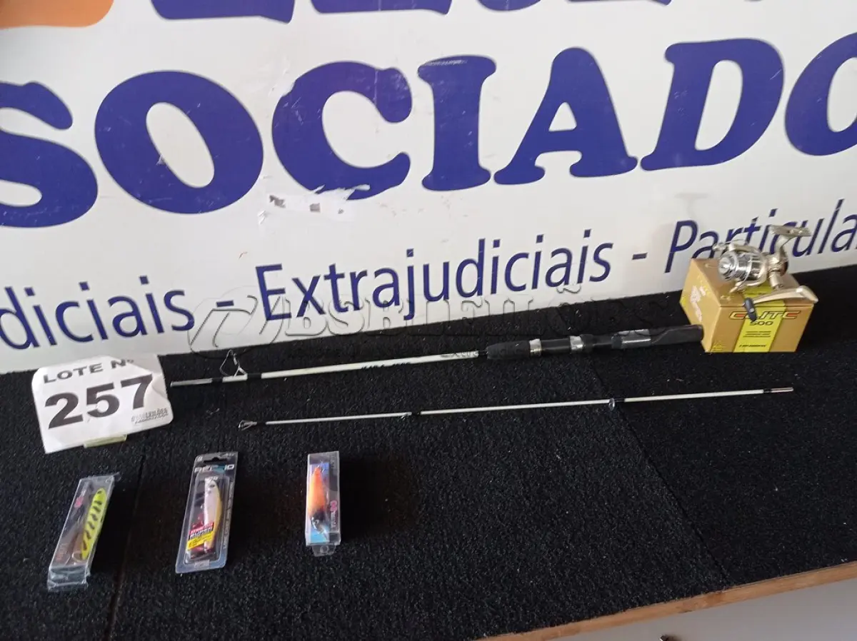 LOTE 257 - 05 - ITENS PARA PESCA DIVERSOS (NO ESTADO, NÃO SABEMOS SE FUNCIONA. LEILÃO NÃO TEM GARANTIA E NEM DEVOLUÇÃO, SUJEITO A POSSÍVEIS AVARIAS VISÍVEIS/OCULTAS E/OU AUSÊNCIA DE COMPONENTES)