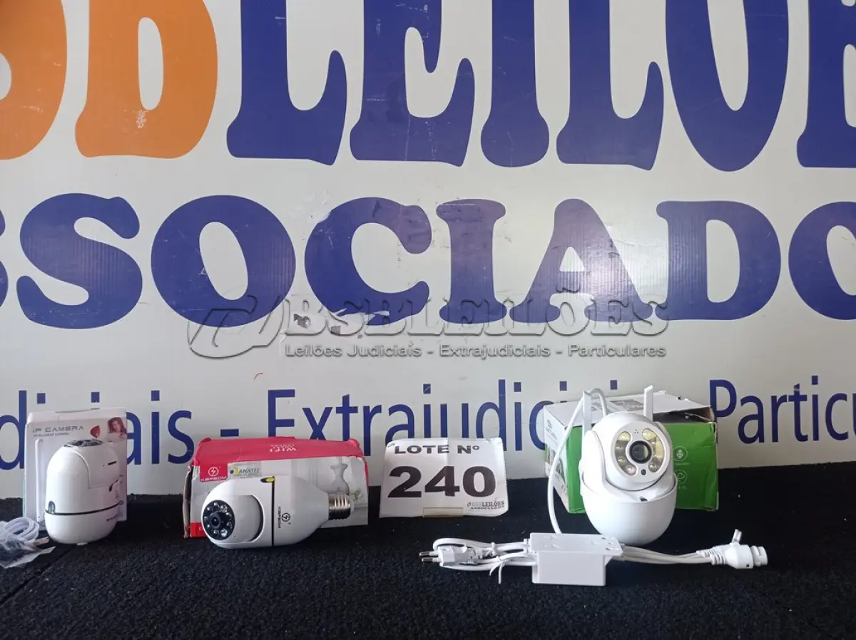 LOTE 240 - 03- CÂMERAS DE SEGURANÇA (NO ESTADO, NÃO SABEMOS SE FUNCIONA. LEILÃO NÃO TEM GARANTIA E NEM DEVOLUÇÃO, SUJEITO A POSSÍVEIS AVARIAS VISÍVEIS/OCULTAS E/OU AUSÊNCIA DE COMPONENTES)