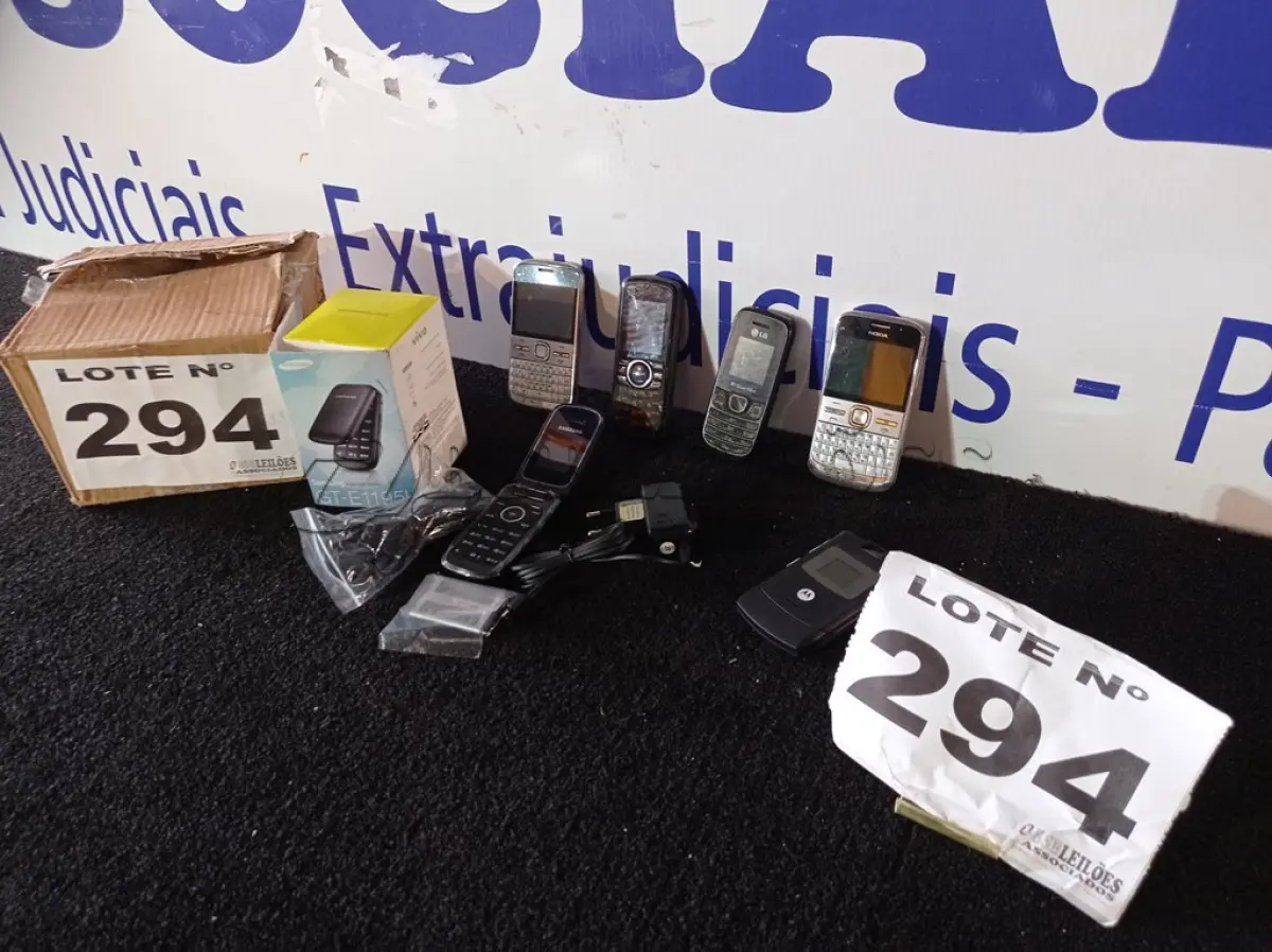 LOTE 294 - 06 – APARELHOS CELULARES DIVERSOS (NO ESTADO, NÃO SABEMOS SE FUNCIONA. LEILÃO NÃO TEM GARANTIA E NEM DEVOLUÇÃO, SUJEITO A POSSÍVEIS AVARIAS VISÍVEIS/OCULTAS E/OU AUSÊNCIA DE COMPONENTES)