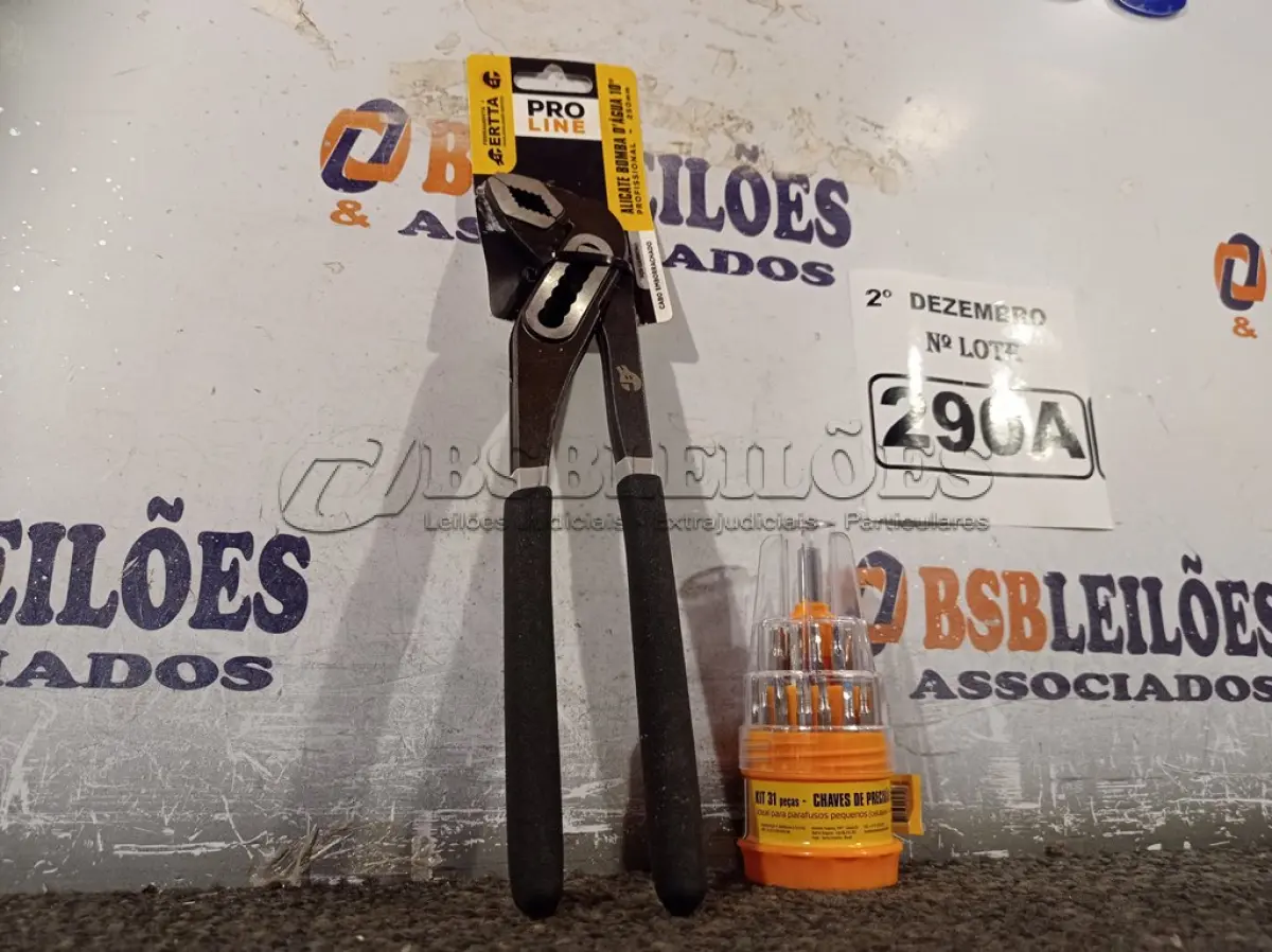 LOTE 290 - 01 ALICATE BOMBA D’AGUA 10” E 01 KIT DE CHAVES DE PRECISÃO. (NO ESTADO) ATENÇÃO! FAZER A VISITAÇÃO ANTES DE ARREMATAR, NÃO SABEMOS SE FUNCIONA. LEILÃO NÃO TEM GARANTIA E NEM DEVOLUÇÃO, SUJEITO A POSSÍVEIS AVARIAS VISÍVEIS/OCULTAS E/OU AUSÊNCIA DE COMPONENTES.