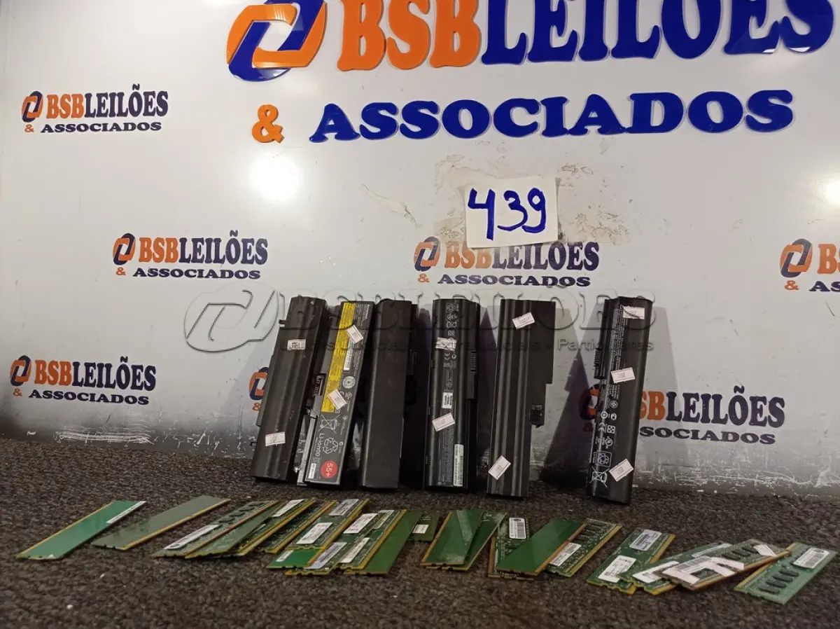 LOTE 439 - 01 LOTE COM VÁRIAS BATERIAS DE NOTEBOOK E MEMORIAS PARA PC MARCAS E MODELOS DIVERSOS. (NO ESTADO) ATENÇÃO! FAZER A VISITAÇÃO ANTES DE ARREMATAR, NÃO SABEMOS SE FUNCIONA. LEILÃO NÃO TEM GARANTIA E NEM DEVOLUÇÃO, SUJEITO A POSSÍVEIS AVARIAS VISÍVEIS/OCULTAS E/OU AUSÊNCIA DE COMPONENTES.