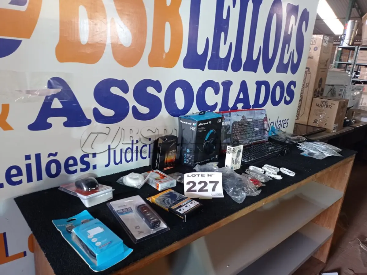 LOTE 227 - 30 -  ITENS DE INFORMÁTICA DIVERSOS (APROXIMADAMENTE) (NO ESTADO, NÃO SABEMOS SE FUNCIONA. LEILÃO NÃO TEM GARANTIA E NEM DEVOLUÇÃO, SUJEITO A POSSÍVEIS AVARIAS VISÍVEIS/OCULTAS E/OU AUSÊNCIA DE COMPONENTES)