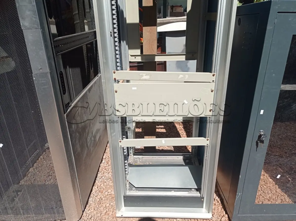 LOTE 492 - 01 RACK PARA EQUIPAMENTOS DE TELECOMUNICAÇÕES. (NO ESTADO) ATENÇÃO! FAZER A VISITAÇÃO ANTES DE ARREMATAR, NÃO SABEMOS SE FUNCIONA. LEILÃO NÃO TEM GARANTIA E NEM DEVOLUÇÃO, SUJEITO A POSSÍVEIS AVARIAS VISÍVEIS/OCULTAS E/OU AUSÊNCIA DE COMPONENTES.