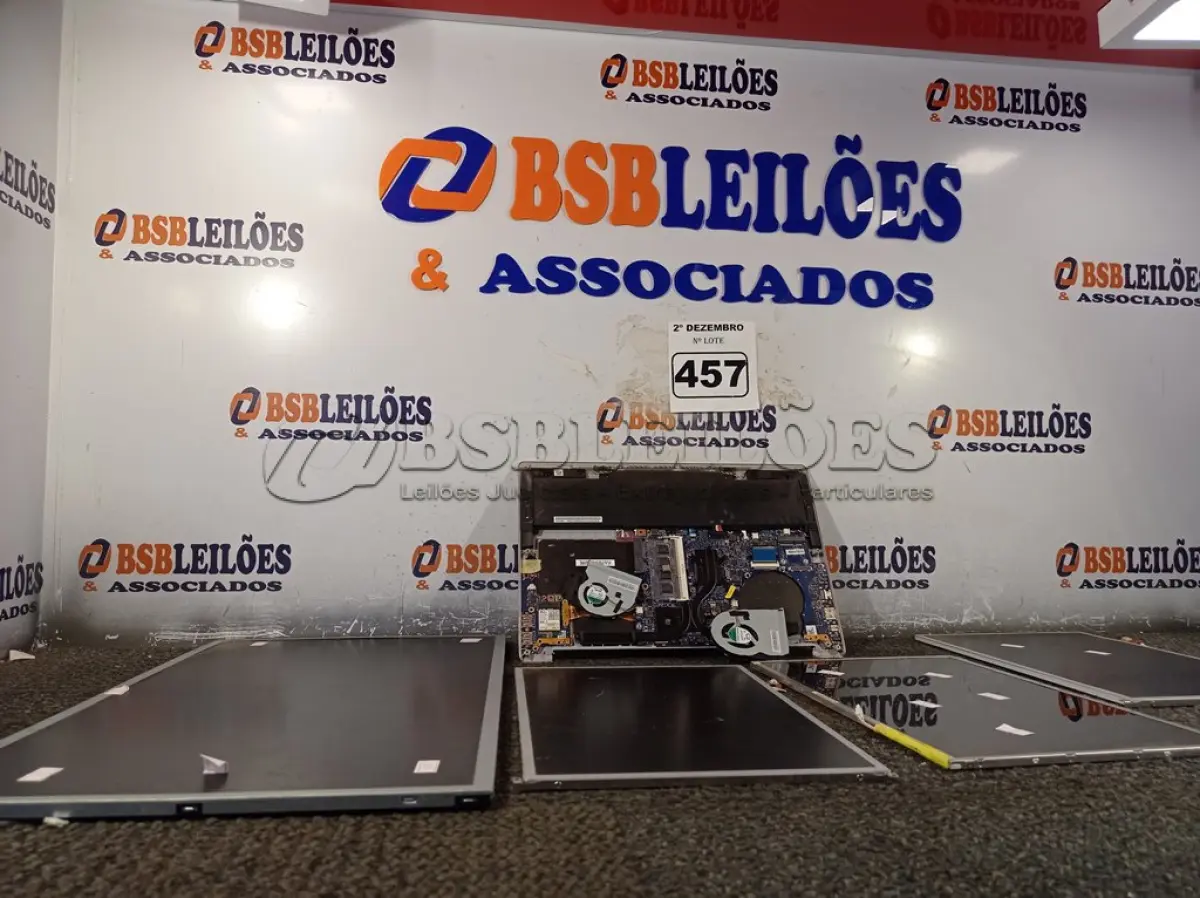 LOTE 457 - 01 PLACA MÃE DE NOTEBOOK E 04 TELAS DIVERSAS. (NO ESTADO) ATENÇÃO! FAZER A VISITAÇÃO ANTES DE ARREMATAR, NÃO SABEMOS SE FUNCIONA. LEILÃO NÃO TEM GARANTIA E NEM DEVOLUÇÃO, SUJEITO A POSSÍVEIS AVARIAS VISÍVEIS/OCULTAS E/OU AUSÊNCIA DE COMPONENTES.