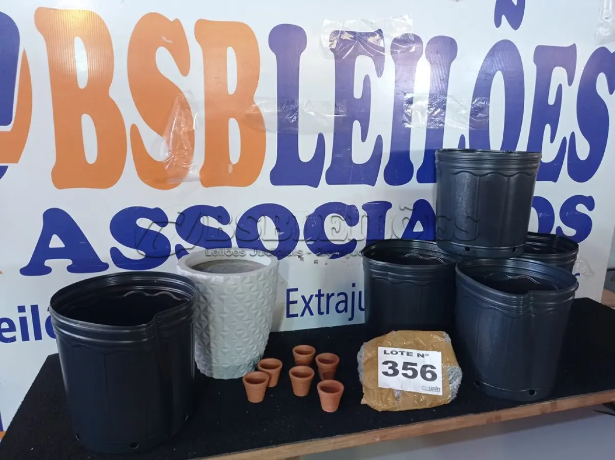 LOTE 356 - 12 – VASOS DIVERSOS (NO ESTADO, NÃO SABEMOS SE FUNCIONA. LEILÃO NÃO TEM GARANTIA E NEM DEVOLUÇÃO, SUJEITO A POSSÍVEIS AVARIAS VISÍVEIS/OCULTAS E/OU AUSÊNCIA DE COMPONENTES)