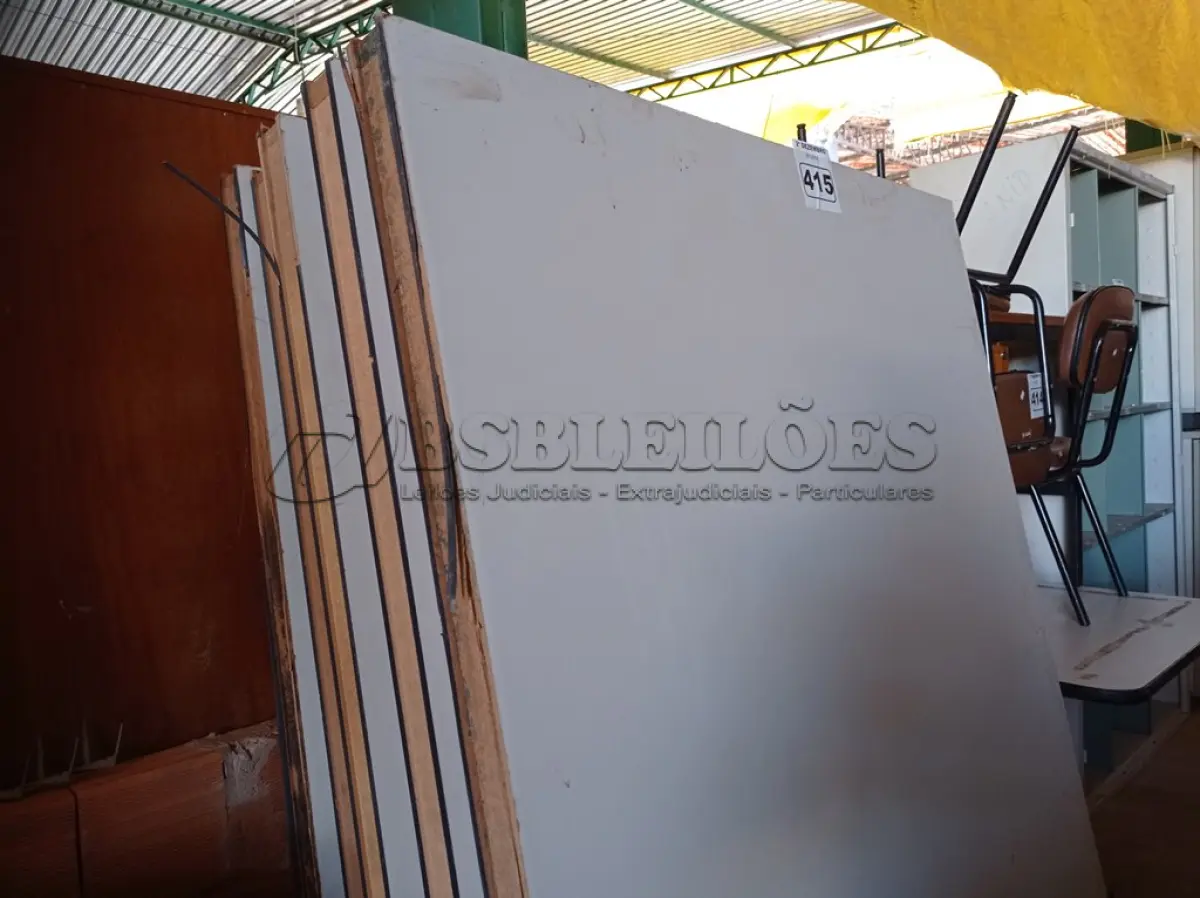 LOTE 415 - 01 LOTE COM VÁRIAS DIVISÓRIAS. (NO ESTADO) ATENÇÃO! FAZER A VISITAÇÃO ANTES DE ARREMATAR, NÃO SABEMOS SE FUNCIONA. LEILÃO NÃO TEM GARANTIA E NEM DEVOLUÇÃO, SUJEITO A POSSÍVEIS AVARIAS VISÍVEIS/OCULTAS E/OU AUSÊNCIA DE COMPONENTES.