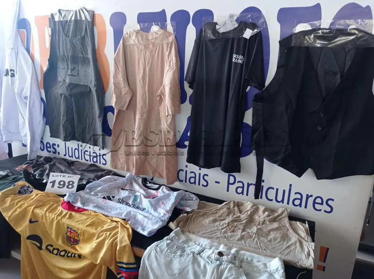 LOTE 198 - 30 – PEÇAS DE ROUPAS MASCULINAS  (APROXIMADAMENTE)(NO ESTADO, NÃO SABEMOS SE FUNCIONA. LEILÃO NÃO TEM GARANTIA E NEM DEVOLUÇÃO, SUJEITO A POSSÍVEIS AVARIAS VISÍVEIS/OCULTAS E/OU AUSÊNCIA DE COMPONENTES)