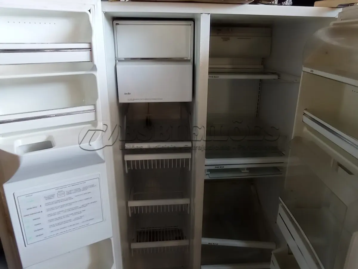 LOTE 485 - 01 GELADEIRA MARCA GE 127V. (NO ESTADO) ATENÇÃO! FAZER A VISITAÇÃO ANTES DE ARREMATAR, NÃO SABEMOS SE FUNCIONA. LEILÃO NÃO TEM GARANTIA E NEM DEVOLUÇÃO, SUJEITO A POSSÍVEIS AVARIAS VISÍVEIS/OCULTAS E/OU AUSÊNCIA DE COMPONENTES.