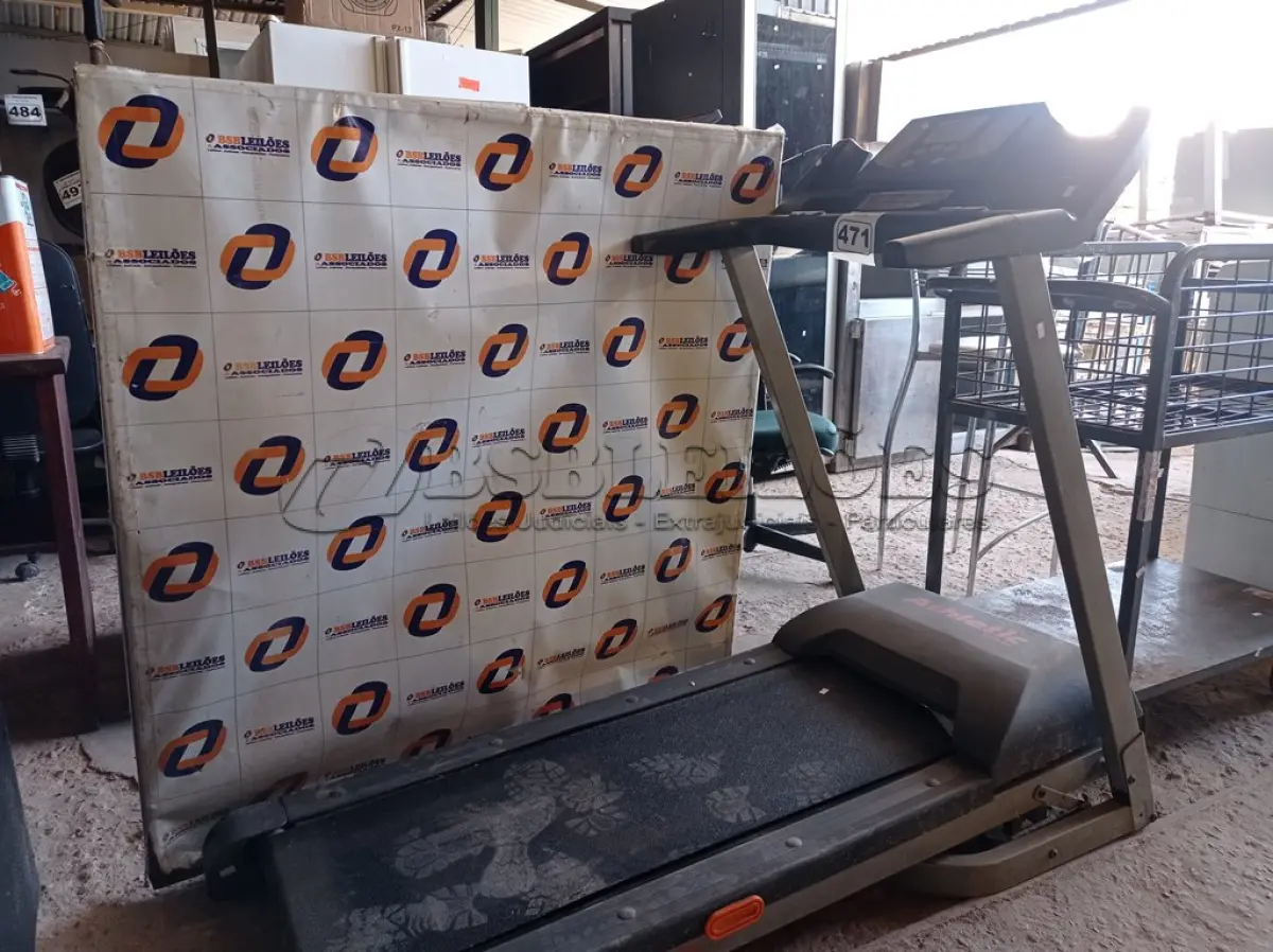 LOTE 471 - 01 ESTEIRA ATLETIC. (NO ESTADO) ATENÇÃO! FAZER A VISITAÇÃO ANTES DE ARREMATAR, NÃO SABEMOS SE FUNCIONA. LEILÃO NÃO TEM GARANTIA E NEM DEVOLUÇÃO, SUJEITO A POSSÍVEIS AVARIAS VISÍVEIS/OCULTAS E/OU AUSÊNCIA DE COMPONENTES.
