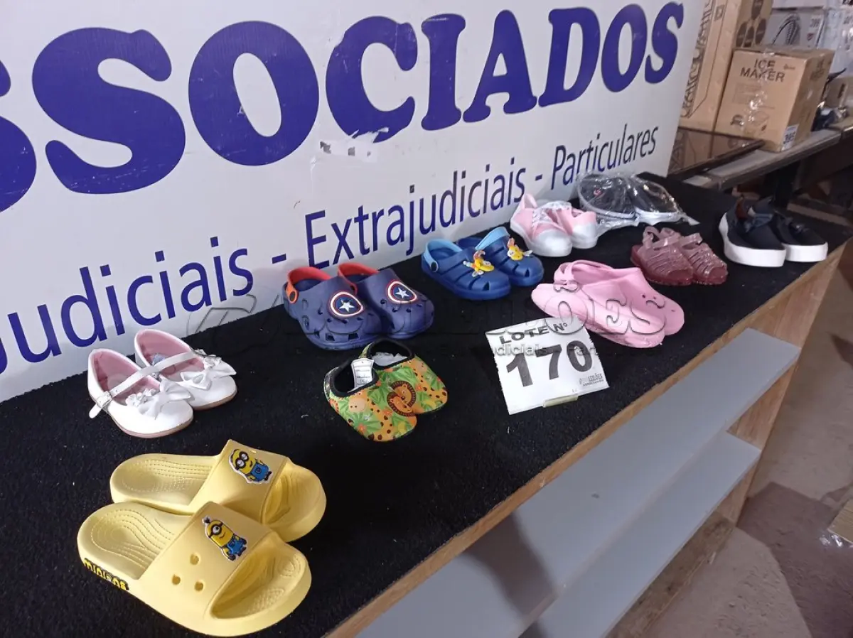 LOTE 170 - 10 - CALÇADOS INFANTIS (NO ESTADO, NÃO SABEMOS SE FUNCIONA. LEILÃO NÃO TEM GARANTIA E NEM DEVOLUÇÃO, SUJEITO A POSSÍVEIS AVARIAS VISÍVEIS/OCULTAS E/OU AUSÊNCIA DE COMPONENTES)