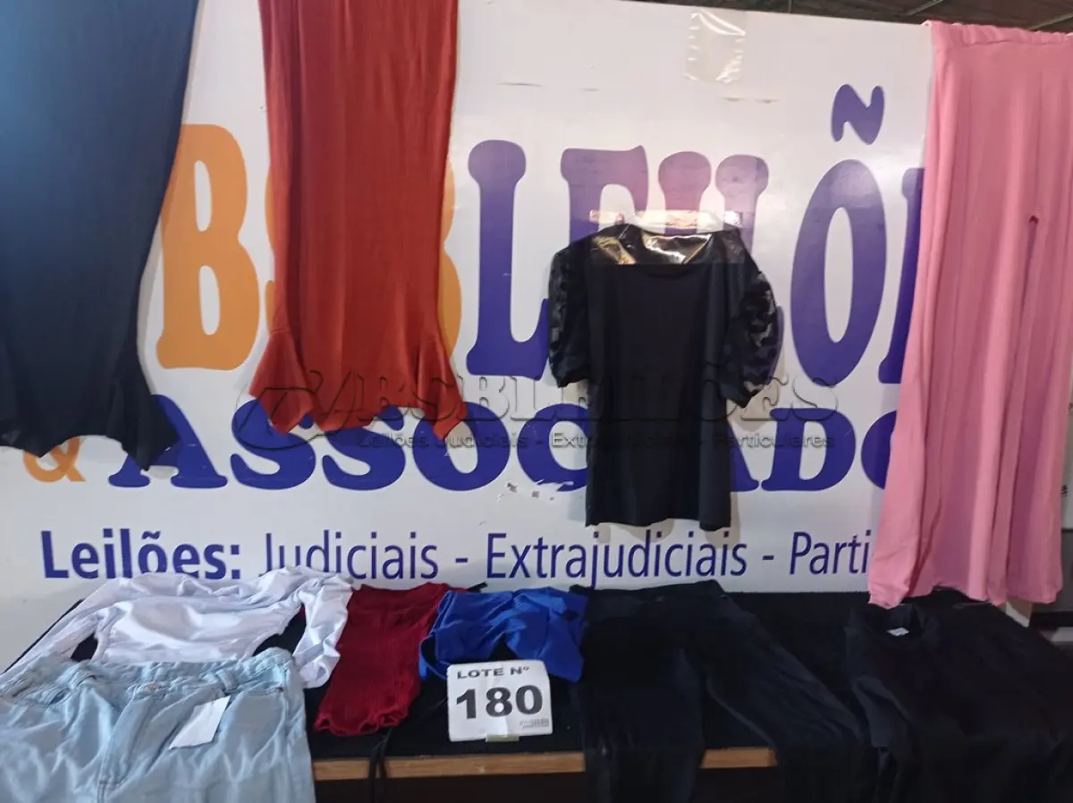 LOTE 180 - 28 – PEÇAS DE ROUPAS FEMININAS (APROXIMADAMENTE)(NO ESTADO, NÃO SABEMOS SE FUNCIONA. LEILÃO NÃO TEM GARANTIA E NEM DEVOLUÇÃO, SUJEITO A POSSÍVEIS AVARIAS VISÍVEIS/OCULTAS E/OU AUSÊNCIA DE COMPONENTES)