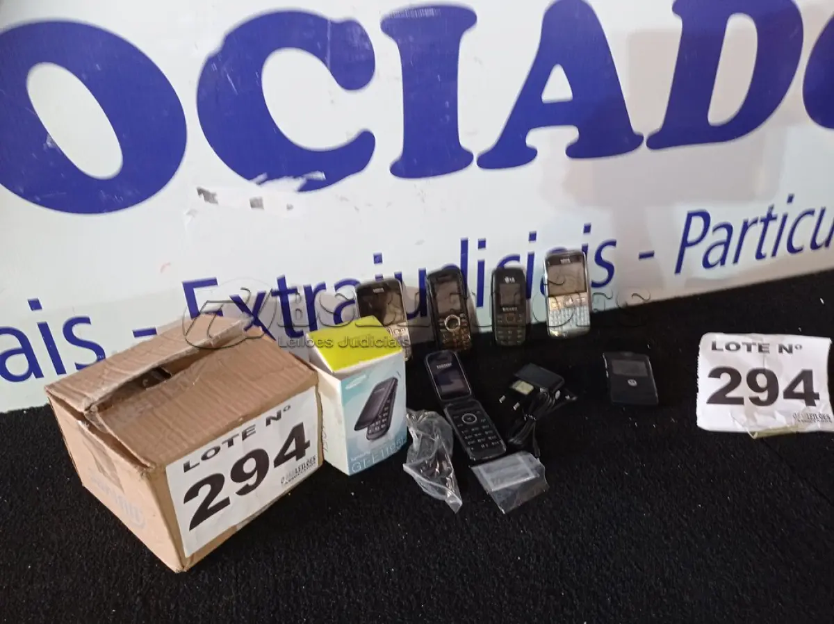 LOTE 294 - 06 – APARELHOS CELULARES DIVERSOS (NO ESTADO, NÃO SABEMOS SE FUNCIONA. LEILÃO NÃO TEM GARANTIA E NEM DEVOLUÇÃO, SUJEITO A POSSÍVEIS AVARIAS VISÍVEIS/OCULTAS E/OU AUSÊNCIA DE COMPONENTES)