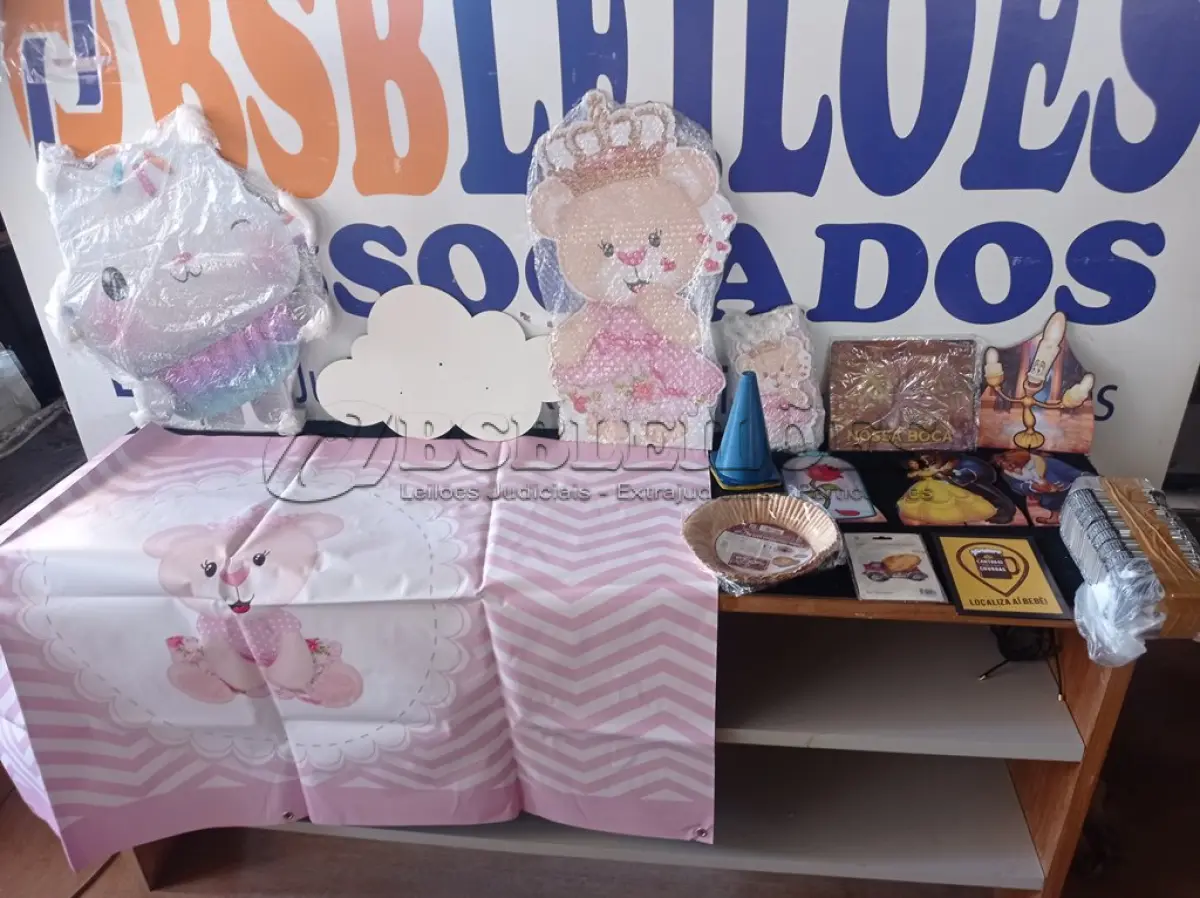 LOTE 242 - 50 - ITENS DE FESTA (APROXIMADAMENTE)(NO ESTADO, NÃO SABEMOS SE FUNCIONA. LEILÃO NÃO TEM GARANTIA E NEM DEVOLUÇÃO, SUJEITO A POSSÍVEIS AVARIAS VISÍVEIS/OCULTAS E/OU AUSÊNCIA DE COMPONENTES)