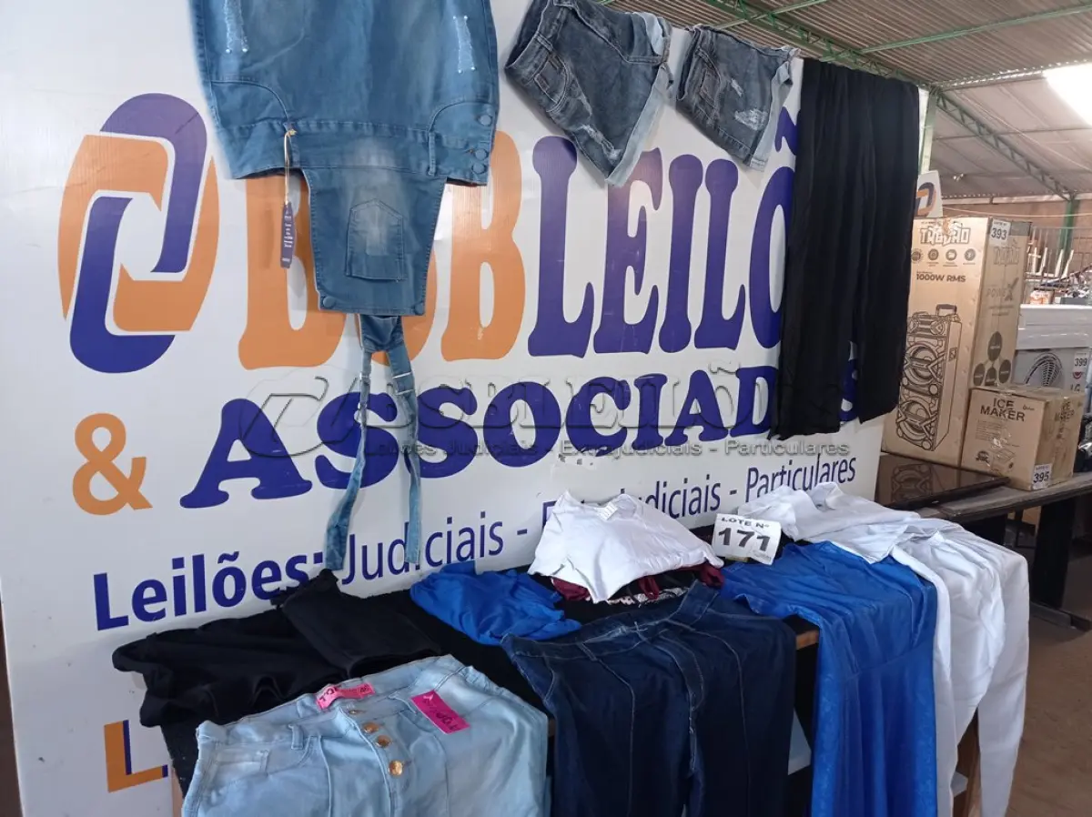 LOTE 171 - 35 – PEÇAS DE ROUPAS FEMININAS (APROXIMADAMENTE)(NO ESTADO, NÃO SABEMOS SE FUNCIONA. LEILÃO NÃO TEM GARANTIA E NEM DEVOLUÇÃO, SUJEITO A POSSÍVEIS AVARIAS VISÍVEIS/OCULTAS E/OU AUSÊNCIA DE COMPONENTES)