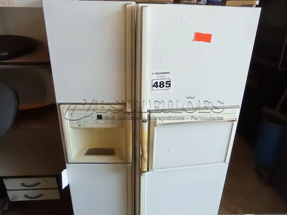 LOTE 485 - 01 GELADEIRA MARCA GE 127V. (NO ESTADO) ATENÇÃO! FAZER A VISITAÇÃO ANTES DE ARREMATAR, NÃO SABEMOS SE FUNCIONA. LEILÃO NÃO TEM GARANTIA E NEM DEVOLUÇÃO, SUJEITO A POSSÍVEIS AVARIAS VISÍVEIS/OCULTAS E/OU AUSÊNCIA DE COMPONENTES.