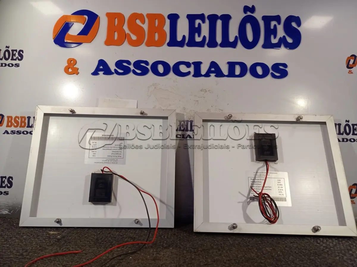 LOTE 434 - 02 PAINÉIS SOLARES 18V 10W.  (NO ESTADO) ATENÇÃO! FAZER A VISITAÇÃO ANTES DE ARREMATAR, NÃO SABEMOS SE FUNCIONA. LEILÃO NÃO TEM GARANTIA E NEM DEVOLUÇÃO, SUJEITO A POSSÍVEIS AVARIAS VISÍVEIS/OCULTAS E/OU AUSÊNCIA DE COMPONENTES.