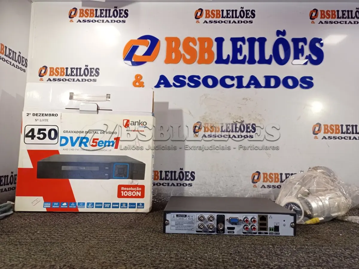 LOTE 450 - 01 DVR E 03 CÂMERAS DE SEGURANÇA. (NO ESTADO) ATENÇÃO! FAZER A VISITAÇÃO ANTES DE ARREMATAR, NÃO SABEMOS SE FUNCIONA. LEILÃO NÃO TEM GARANTIA E NEM DEVOLUÇÃO, SUJEITO A POSSÍVEIS AVARIAS VISÍVEIS/OCULTAS E/OU AUSÊNCIA DE COMPONENTES.
