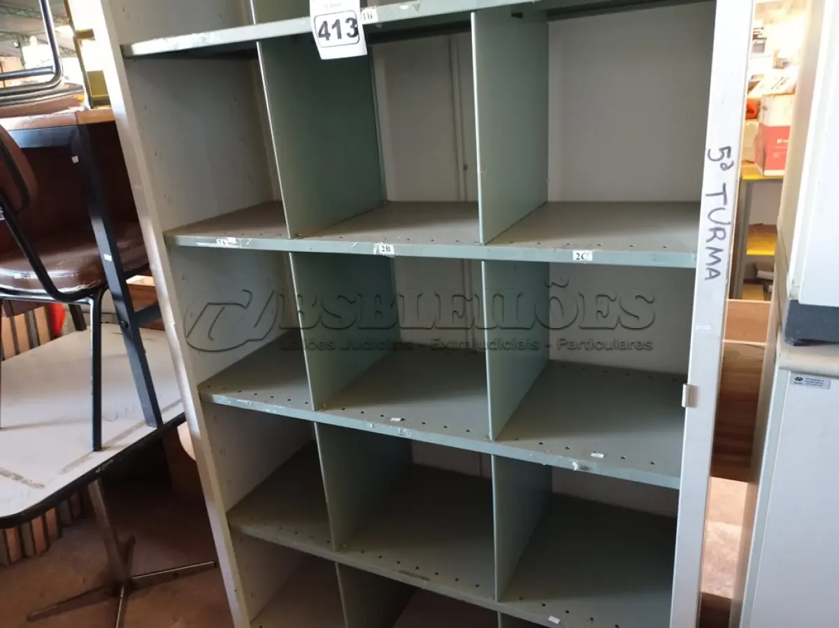 LOTE 413 - 01 ARMÁRIO ROUPEIRO INCOMPLETO. (NO ESTADO) ATENÇÃO! FAZER A VISITAÇÃO ANTES DE ARREMATAR, NÃO SABEMOS SE FUNCIONA. LEILÃO NÃO TEM GARANTIA E NEM DEVOLUÇÃO, SUJEITO A POSSÍVEIS AVARIAS VISÍVEIS/OCULTAS E/OU AUSÊNCIA DE COMPONENTES.